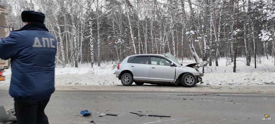 Фото 18-летний водитель Хонды влетел в фуру под Новосибирском - погибли два человека 3